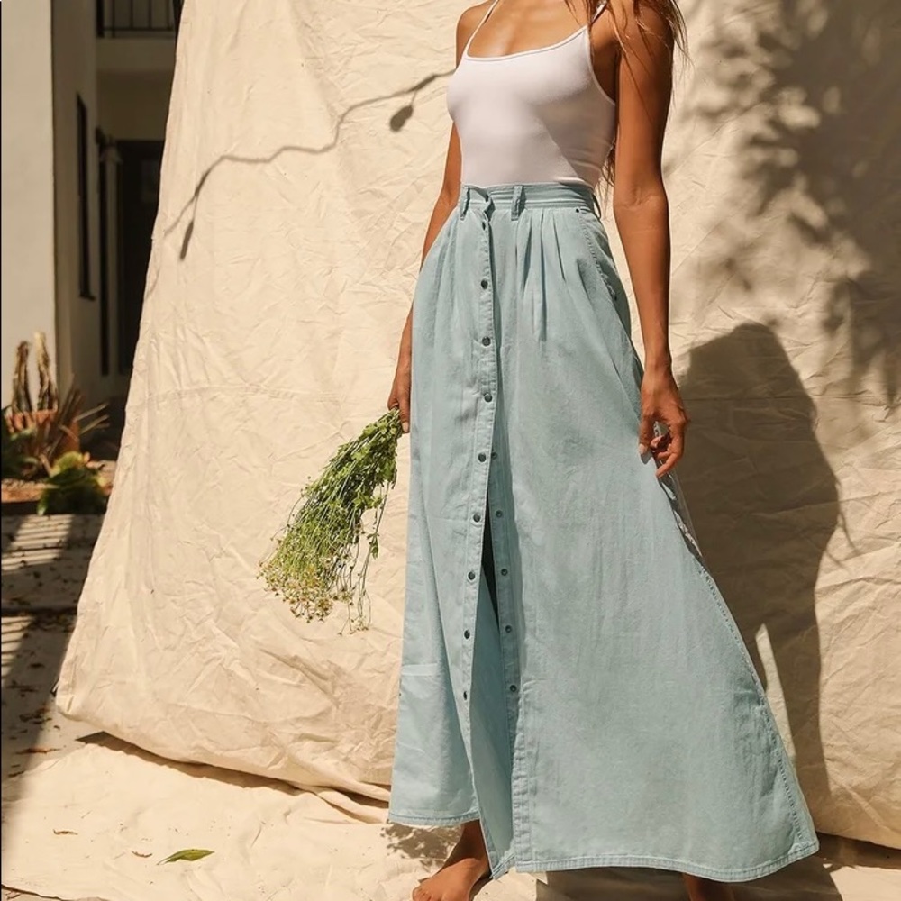 ✨LULUS BAEZ BLUE CHAMBRAY SKIRT